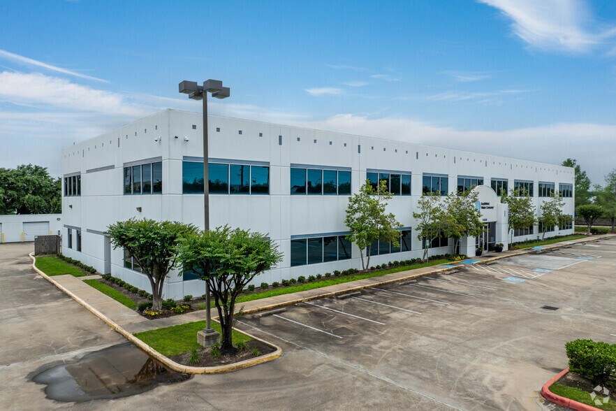 12535 Reed Rd, Sugar Land, TX à louer - Photo du bâtiment - Image 3 de 5