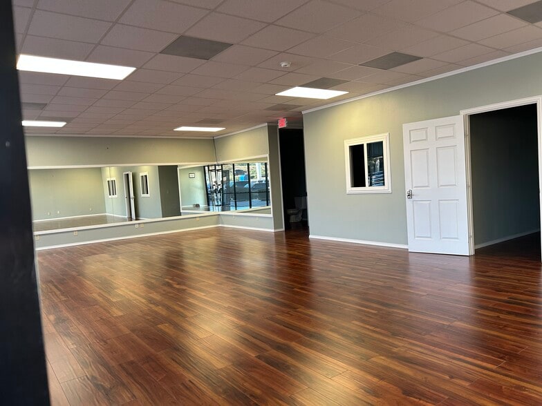 19380 Highway 105 W, Montgomery, TX for lease - Building Photo - Image 3 of 9