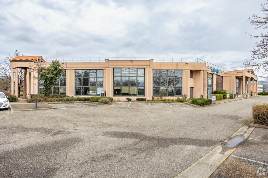 Office in Bron for lease - Building Photo - Image 3 of 3