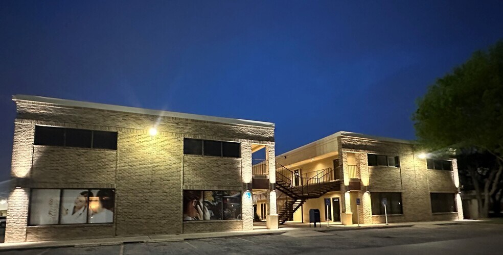 8527 Village Dr, San Antonio, TX à louer - Photo du bâtiment - Image 1 de 4