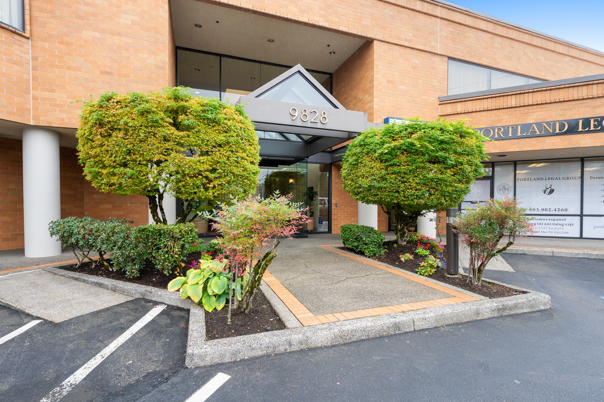 9810-9850 E Burnside St, Portland, OR for lease Primary Photo- Image 1 of 8