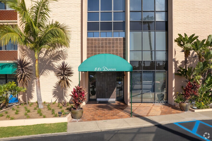 881 Dover Dr, Newport Beach, CA à louer - Photo du bâtiment - Image 3 de 5