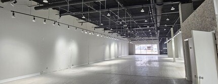 1250-1274 Eglinton Ave E, Mississauga, ON à louer Photo de construction- Image 2 de 7