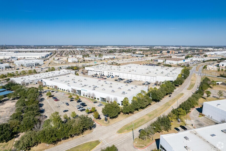 8801-8872 Fallbrook Dr, Houston, TX à louer - Photo du bâtiment - Image 2 de 8