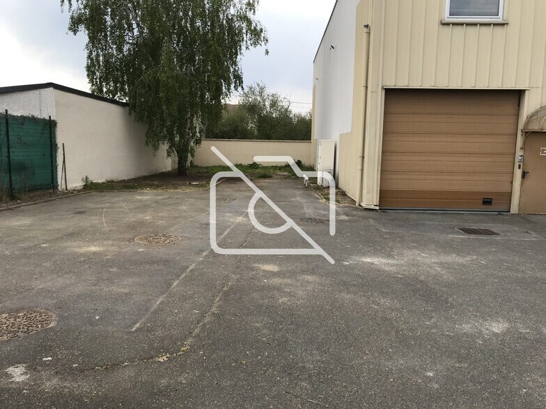 Flex in Saint-Michel-sur-Orge for lease - Building Photo - Image 2 of 2