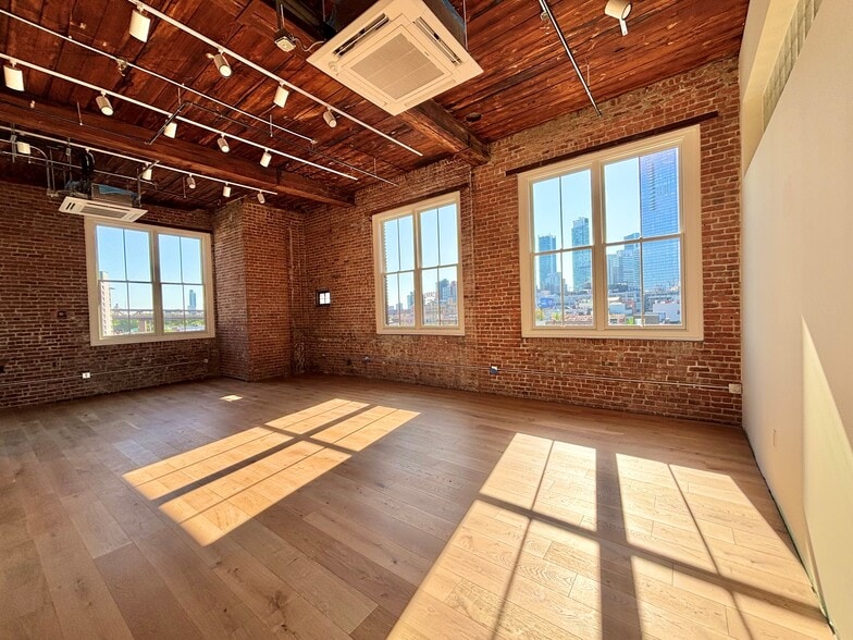 44-01 11th St, Long Island City, NY for lease - Building Photo - Image 2 of 6