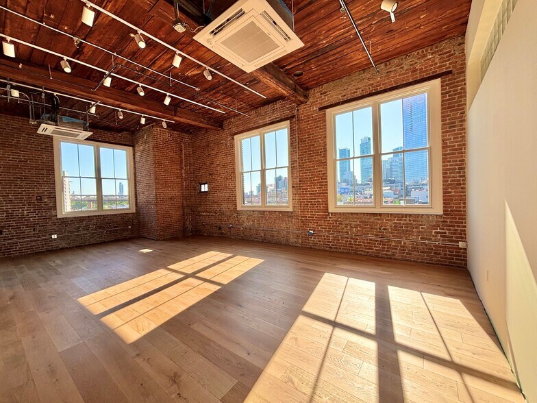 44-01 11th St, Long Island City, NY à louer - Photo du bâtiment - Image 2 de 6