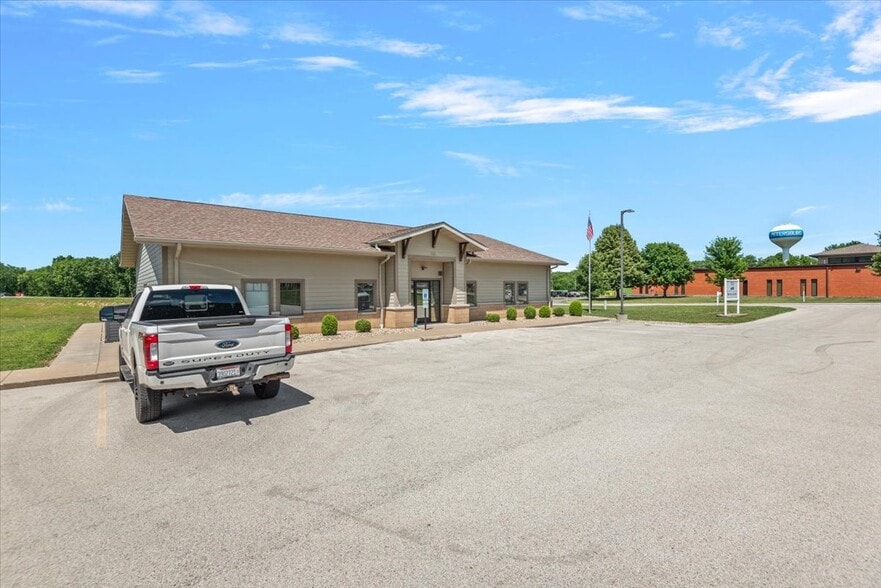 103 Centre Dr, Petersburg, IL à vendre - Photo du bâtiment - Image 3 de 21