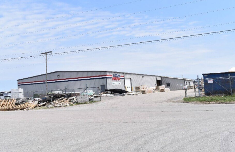 2440 Supreme Ct, Goshen, IN à louer - Photo du bâtiment - Image 2 de 15