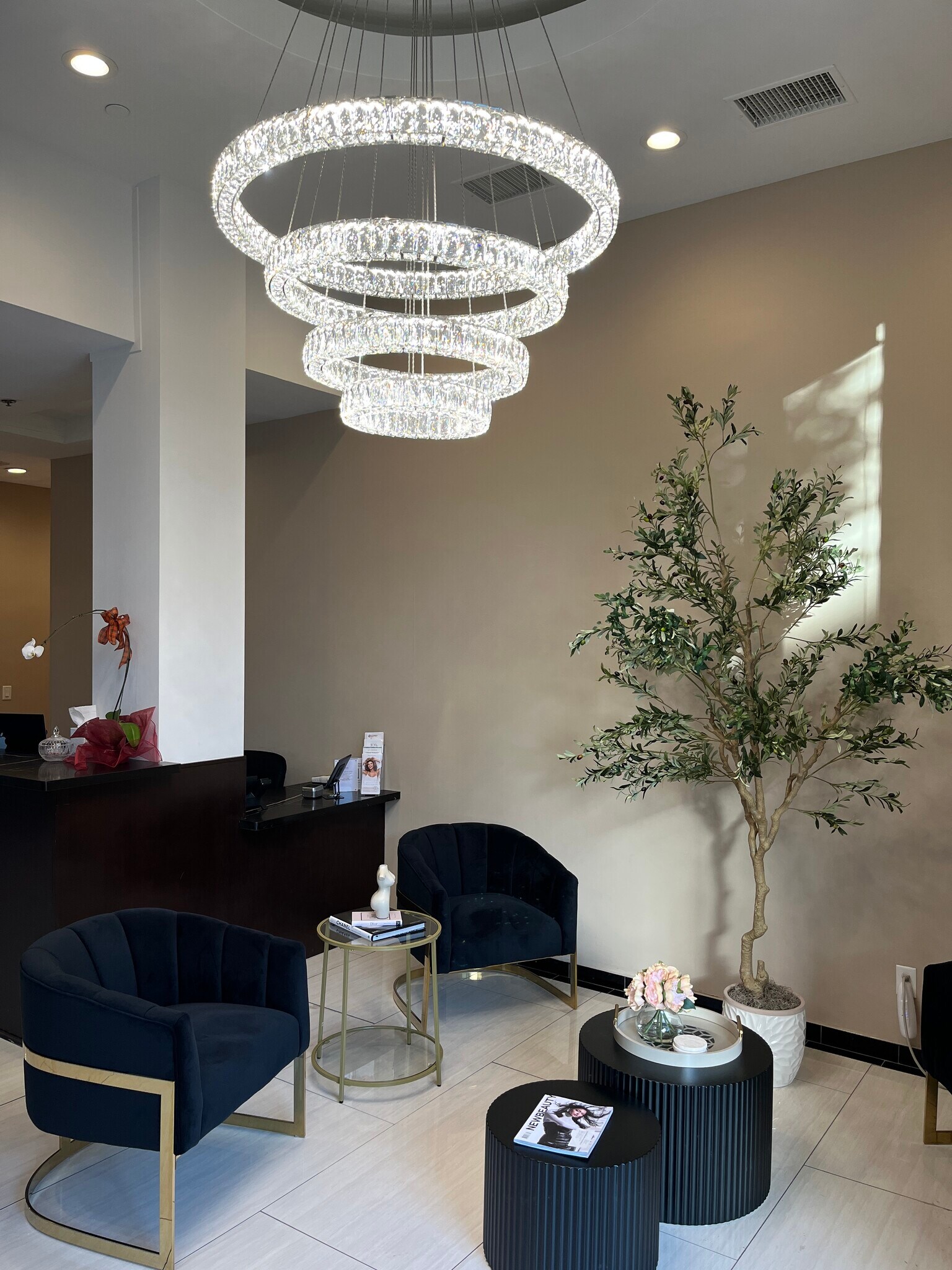 50 N La Cienega Blvd, Beverly Hills, CA for lease Lobby- Image 1 of 12