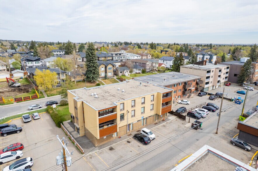 1133 17 Av NW, Calgary, AB à vendre - Aérien - Image 2 de 9