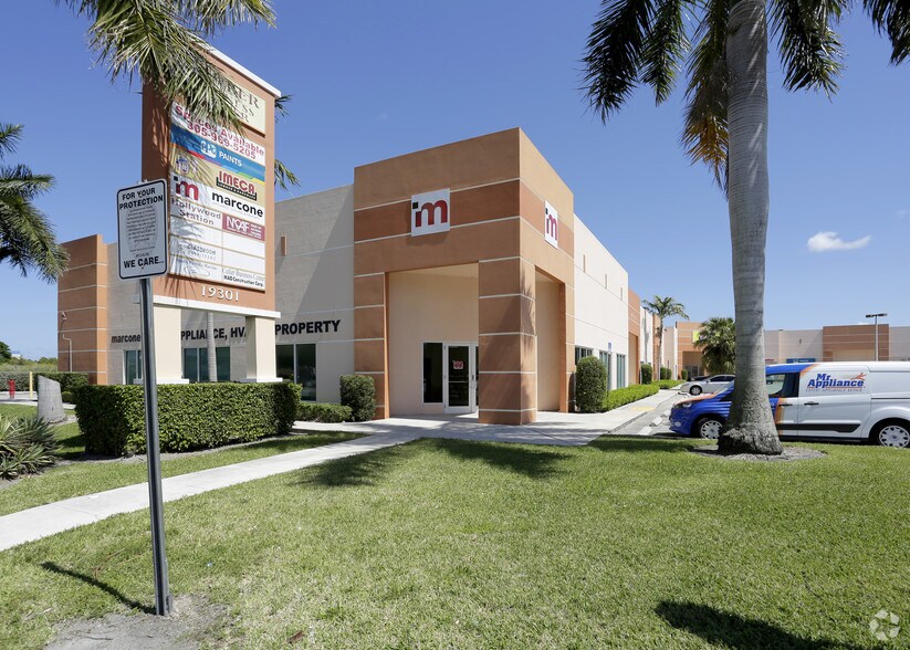 19301 SW 106th Ave, Miami, FL à louer - Photo du bâtiment - Image 2 de 8