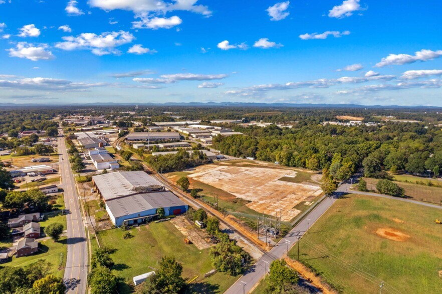 201 Phoenix St, Statesville, NC à vendre - Photo du bâtiment - Image 2 de 5