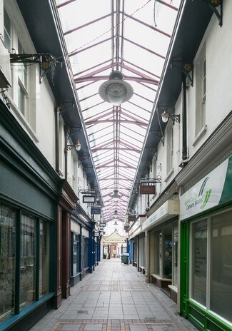Plus de détails pour Commercial St, Abertillery - Commerce de détail à louer