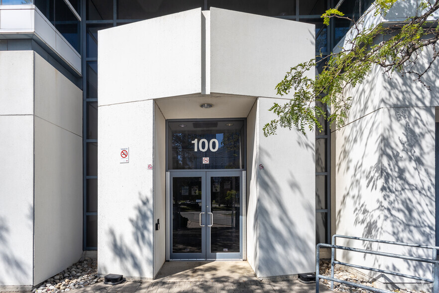 100 Cowdray Ct, Toronto, ON à louer - Photo du bâtiment - Image 3 de 8