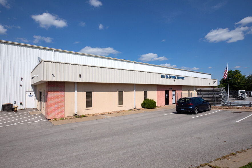 428 SE Fleetway Cir, Lees Summit, MO for lease - Building Photo - Image 2 of 13