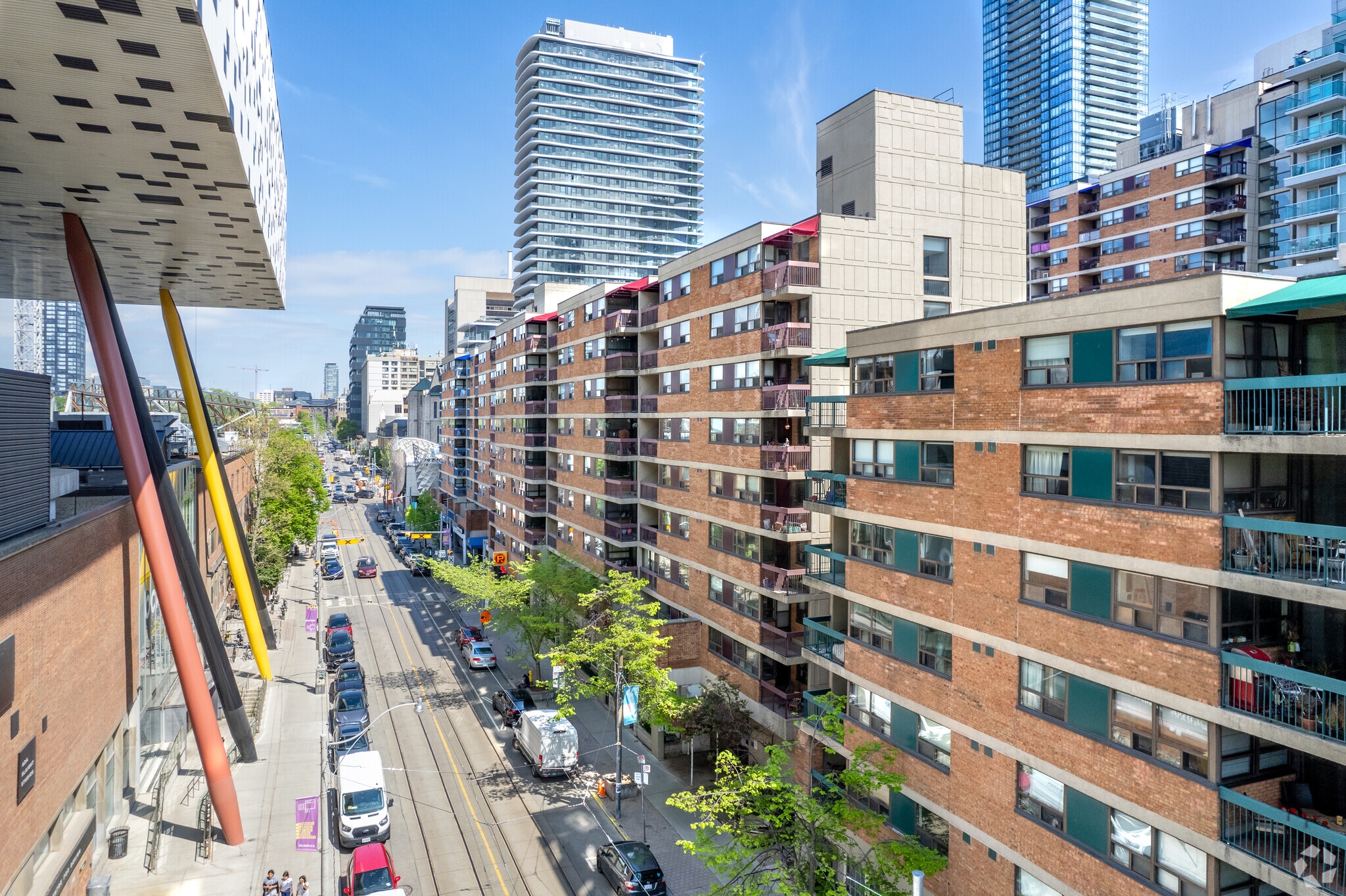 89-105 Mccaul St, Toronto, ON à vendre Photo du bâtiment- Image 1 de 6