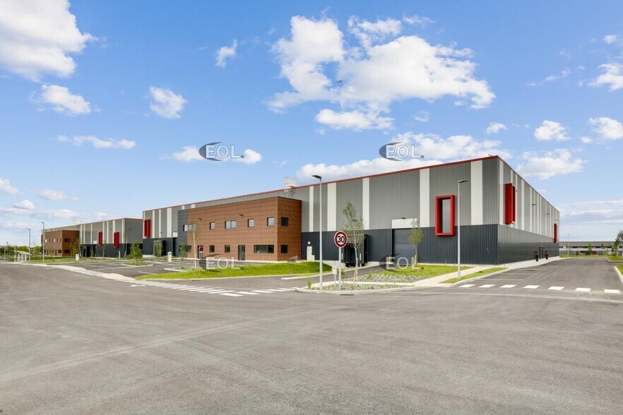 Flex in Le Thillay for lease - Building Photo - Image 3 of 9