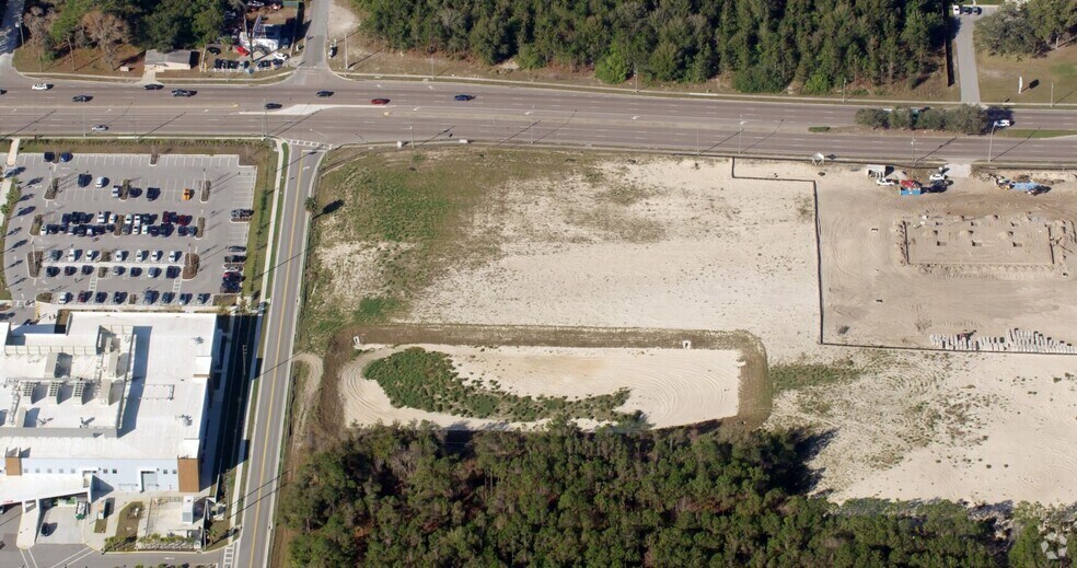 8224 Little Rd, New Port Richey, FL à louer - Photo du bâtiment - Image 2 de 11