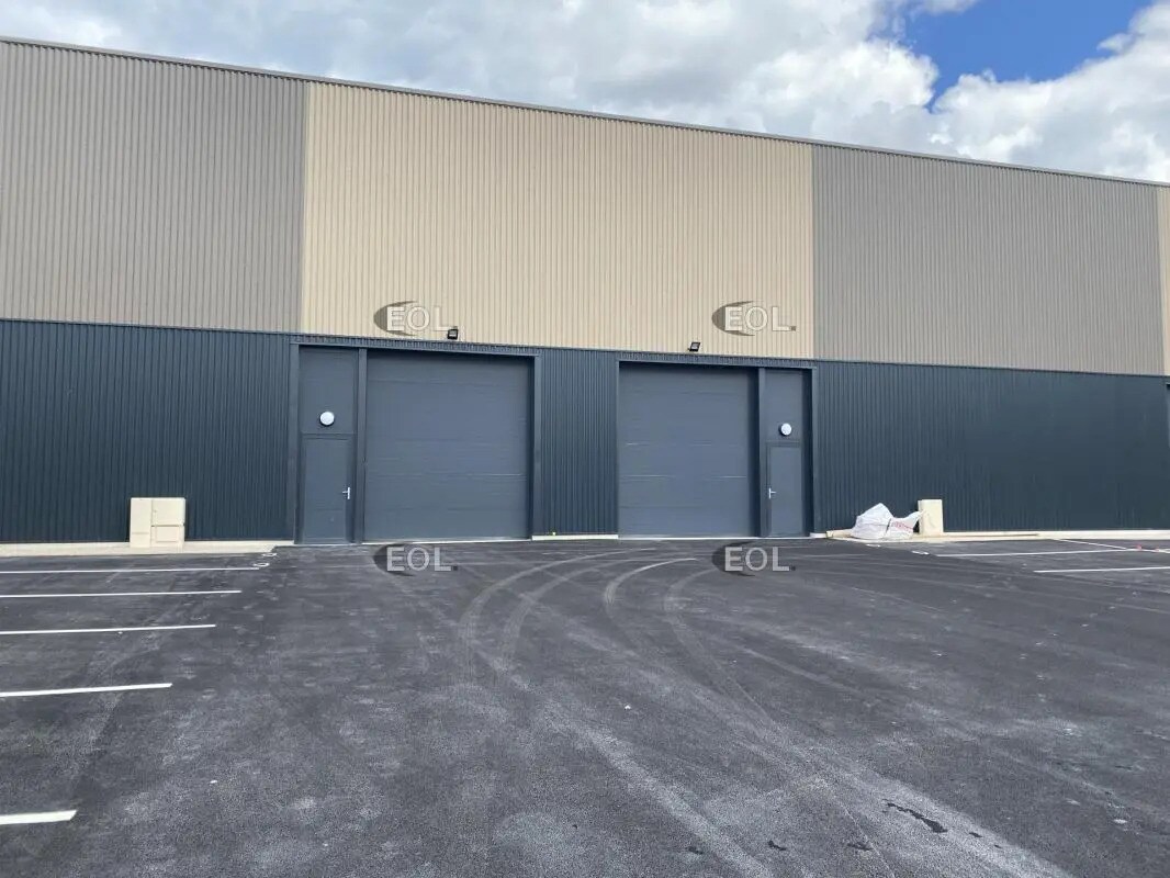 Flex in Aubergenville for lease Building Photo- Image 1 of 9