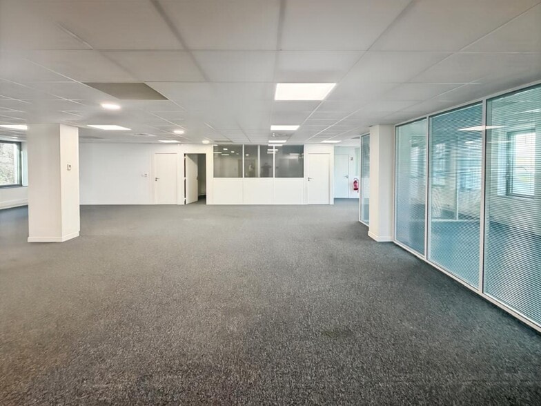 Office in Clichy for lease - Interior Photo - Image 2 of 6