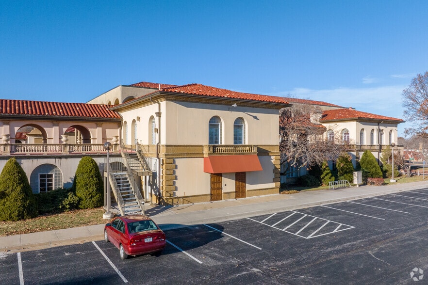 100 NW Unity Cir, Lee's Summit, MO for lease - Building Photo - Image 2 of 4