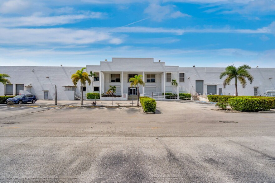 12800 NW 38th Ave, Opa-locka, FL à louer - Photo du bâtiment - Image 2 de 27