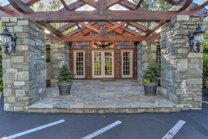 Village Inns of Blowing Rock - NC portfolio of 3 properties for sale on LoopNet.ca - Primary Photo - Image 2 of 3