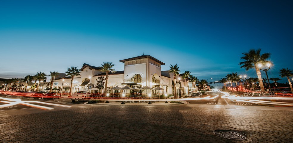 5951 E Village Center Loop Rd, San Diego, CA à louer - Photo du bâtiment - Image 2 de 10