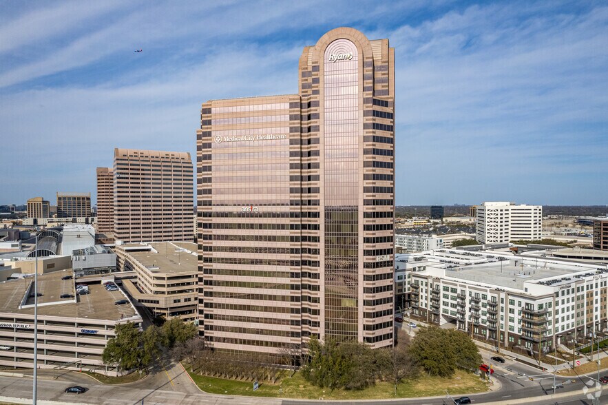 13155 Noel Rd, Dallas, TX à louer - Photo du bâtiment - Image 1 de 18