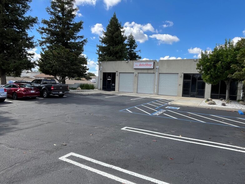 8724-8728 8th St, Rancho Cucamonga, CA à louer - Photo du bâtiment - Image 2 de 9