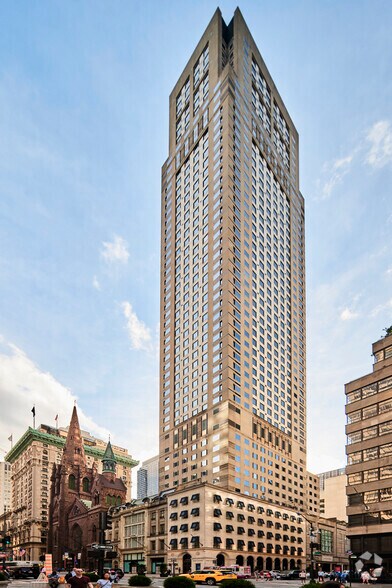 712 Fifth Ave, New York, NY à louer - Photo du bâtiment - Image 1 de 9