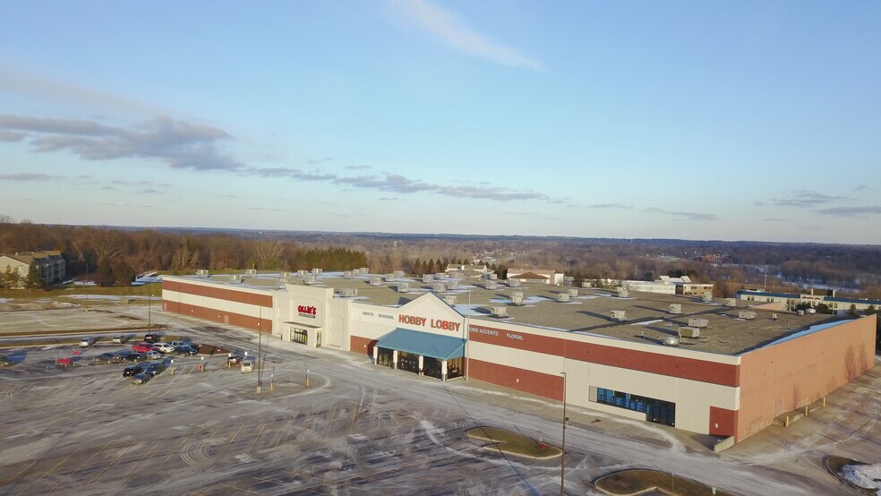 555-805 Center Dr NW, Grand Rapids, MI à louer - Photo du bâtiment - Image 2 de 13