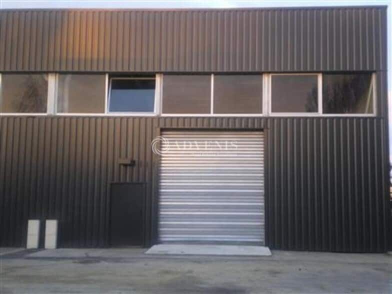 Industrial in Coignières for lease - Building Photo - Image 2 of 5