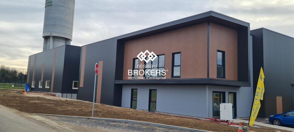 Flex in Montivilliers for lease - Building Photo - Image 2 of 6
