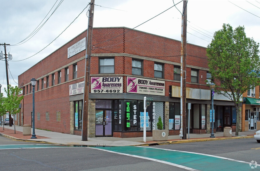 101-109 Wellwood Ave, Lindenhurst, NY for lease - Primary Photo - Image 1 of 12