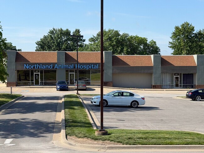 More details for 8351-8357 NW Barrybrooke Dr, Kansas City, MO - Retail for Sale