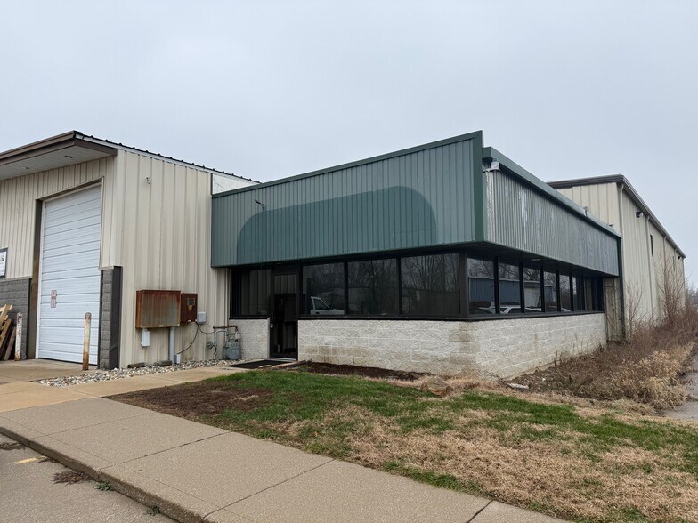 4411 Wyland Dr, Elkhart, IN à louer - Photo du bâtiment - Image 2 de 5