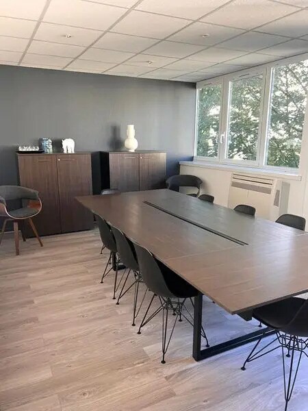 Office in Lyon for sale Interior Photo- Image 1 of 9