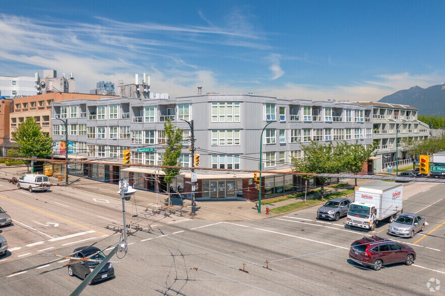 2891-2893 Hastings St E, Vancouver, BC à louer - Photo du bâtiment - Image 1 de 4
