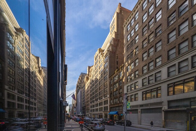 Plus de détails pour 225 W 37th St, New York, NY - Bureau, Commerce de détail à louer