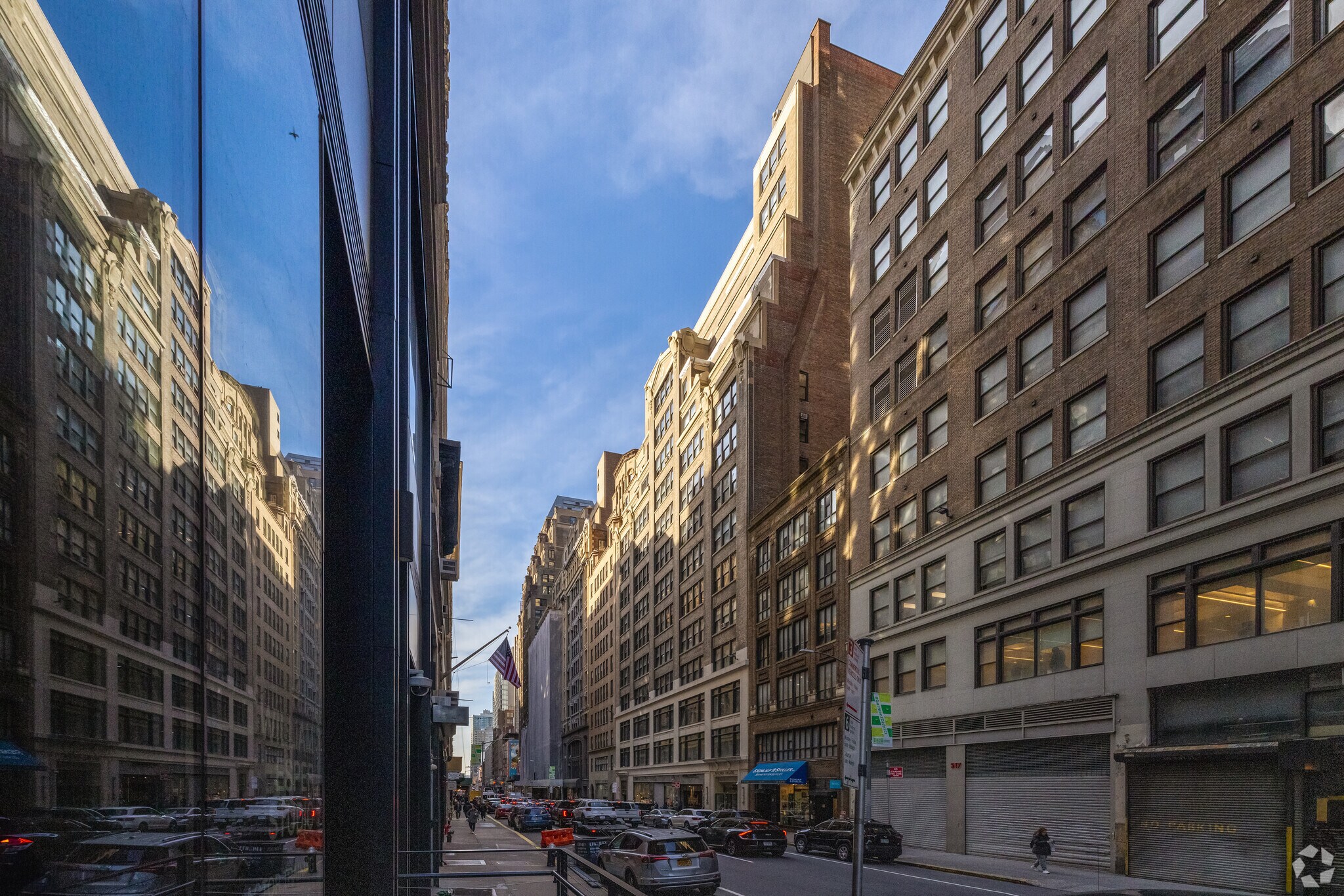 225 W 37th St, New York, NY à louer Photo du bâtiment- Image 1 de 16