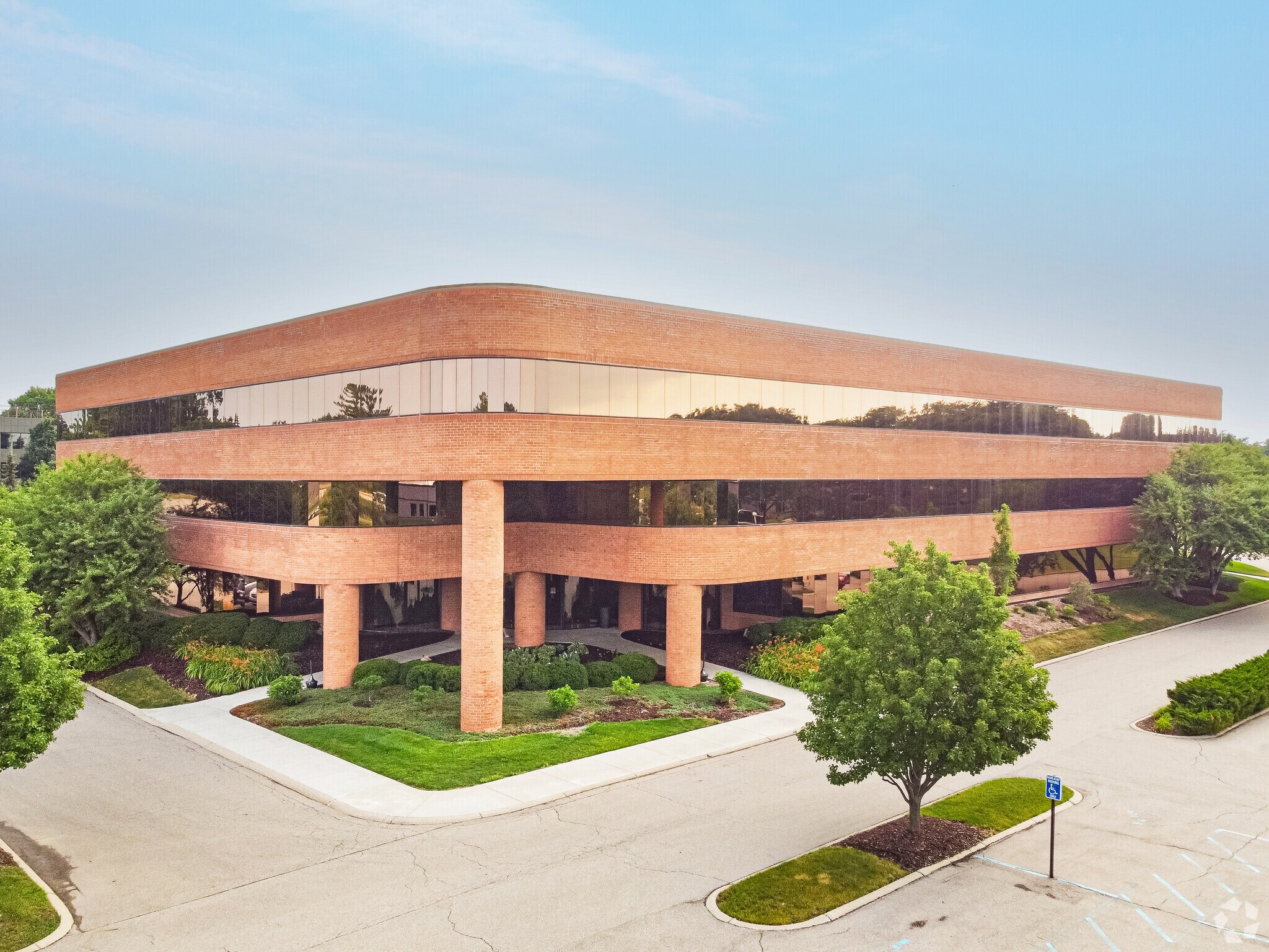 3033 Orchard Vista Dr SE, Grand Rapids, MI à louer Photo du bâtiment- Image 1 de 12