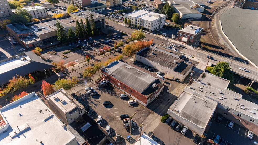 1205-1219 Commercial St portefeuille de 3 propriétés à vendre sur LoopNet.ca - Photo du bâtiment - Image 3 de 16