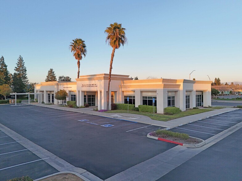 7085 N Maple Ave, Fresno, CA à vendre - Photo du bâtiment - Image 1 de 1