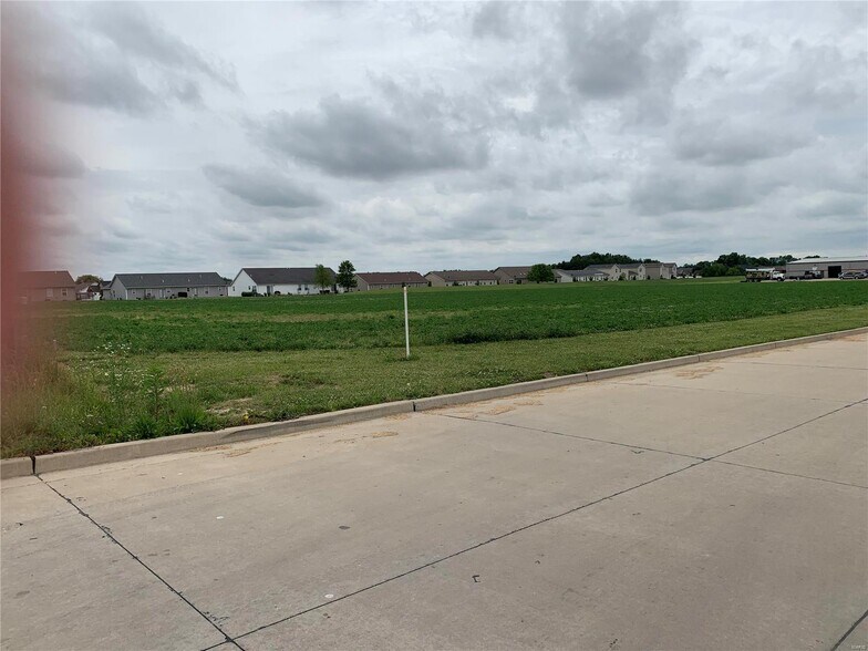 13964 Best One Dr, Breese, IL for sale - Building Photo - Image 1 of 1