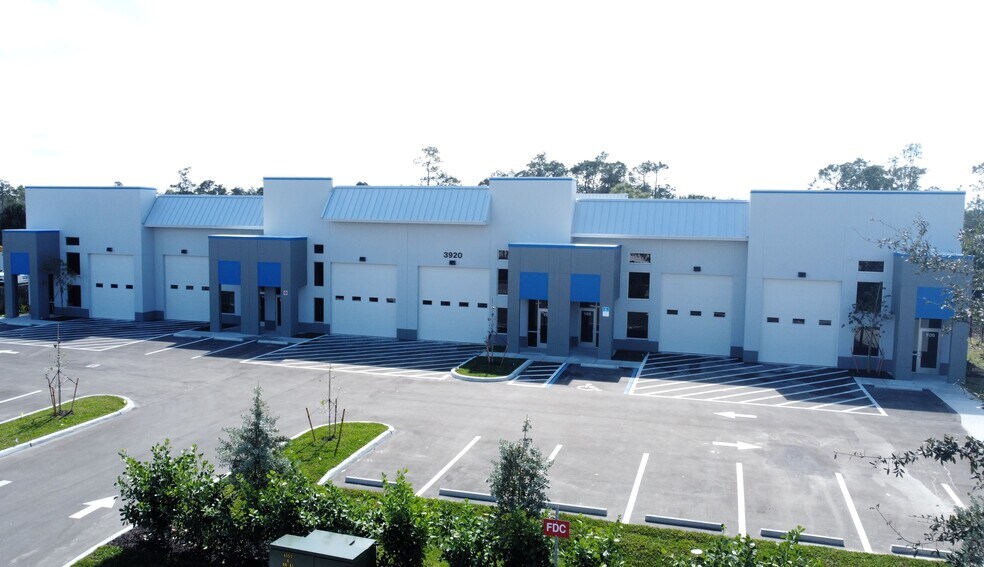 5651 Shirley St, Naples, FL à louer - Photo du bâtiment - Image 2 de 14