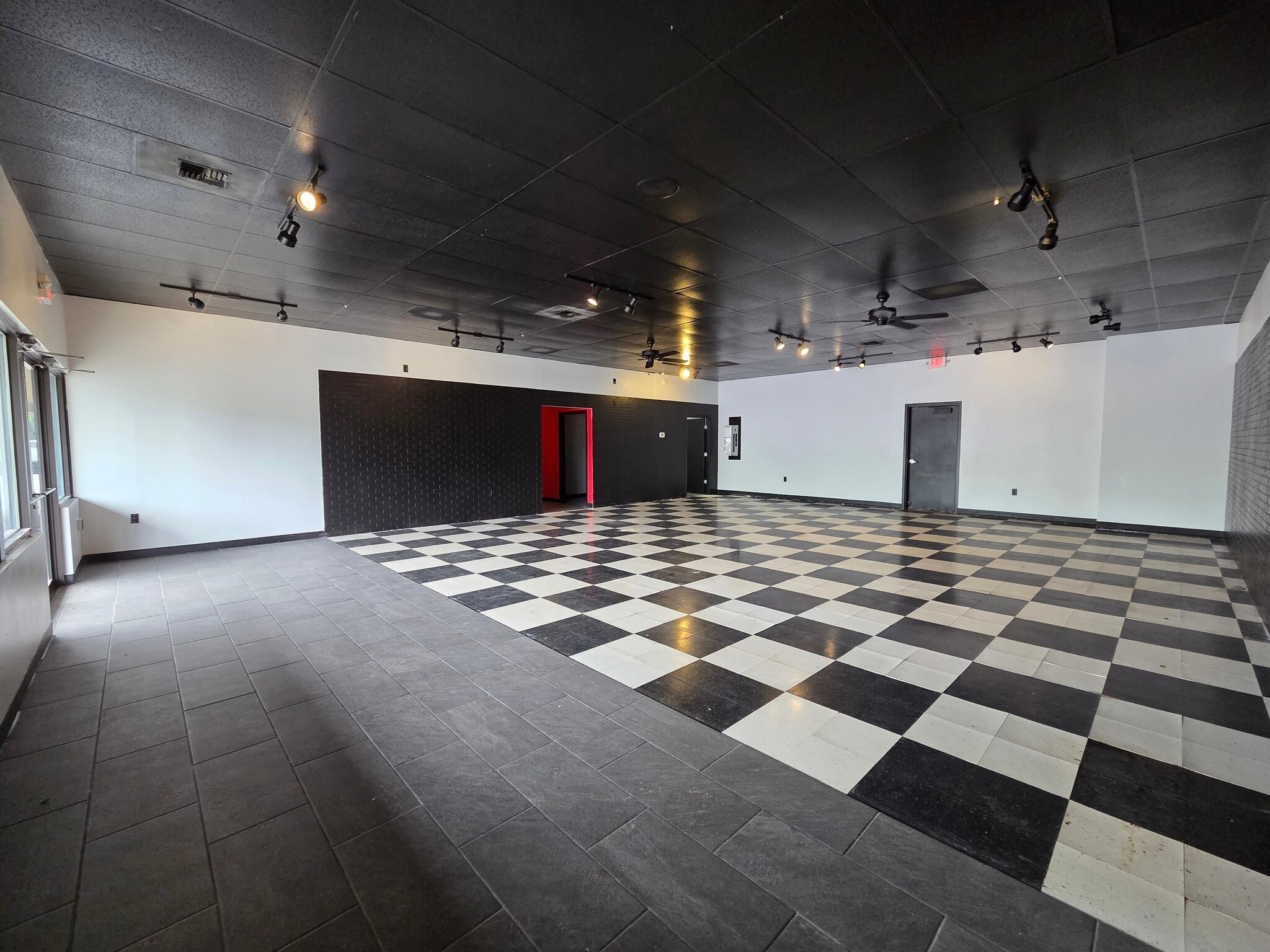5245-5251 Commercial St SE, Salem, OR for lease Interior Photo- Image 1 of 11