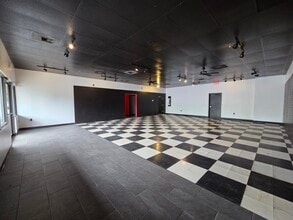 5245-5251 Commercial St SE, Salem, OR for lease Interior Photo- Image 1 of 11