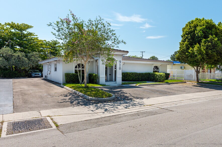 910 S State Road 7, Plantation, FL à vendre - Photo du bâtiment - Image 3 de 30
